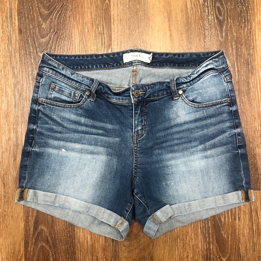 💛 denim shorts (small paint stain)
